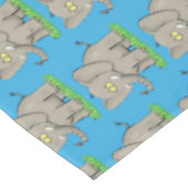 Niedlicher, lustiger Elefant mit Vogel auf Cartoon Tischdecke (Schrägansicht)