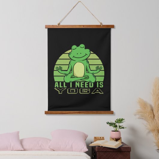 Niedlicher lustiger Frosch beim Yoga. lustige Yoga Wandteppich Mit Holzrahmen (Schlafzimmer)
