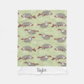 Niedlicher lustiger Sloth, der im Baum-Name-Text Fleecedecke (Vorderseite)