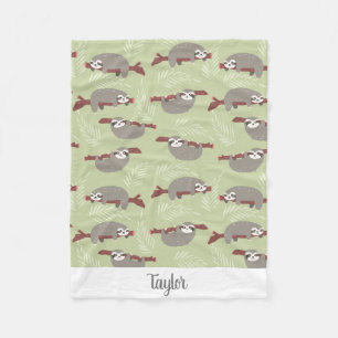 Niedlicher lustiger Sloth, der im Baum-Name-Text Fleecedecke