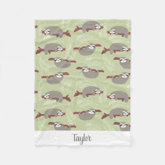 Niedlicher lustiger Sloth, der im Baum-Name-Text Fleecedecke (Vorderseite)