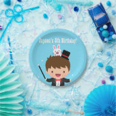 Niedlicher Magier-Junge scherzt magisches Pappteller (Party)