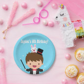 Niedlicher Magier-Junge scherzt magisches Pappteller (Party)