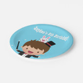 Niedlicher Magier-Junge scherzt magisches Pappteller (Schrägansicht)