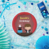 Niedlicher Magier scherzt magische Pappteller (Party)