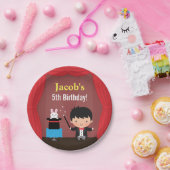 Niedlicher Magier scherzt magisches Pappteller (Party)