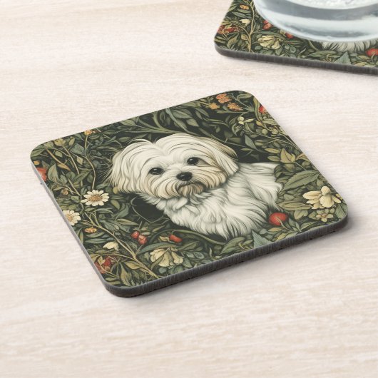 Niedlicher maltesischer Hund in einem William Morr Getränkeuntersetzer (Linke Seite)