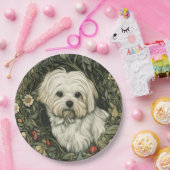 Niedlicher maltesischer Hund in einem William Morr Pappteller (Party)