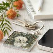 Niedlicher maltesischer Hund in einem William Morr Schlüsselanhänger (Vorderseite rechts)