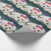 Niedlicher maltesischer Hund mit Creme-Pelz und Geschenkpapier (Ecke)