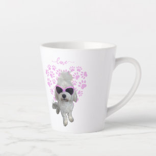 Niedlicher maltesischer Hund mit rosa Sonnenbrille Milchtasse