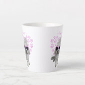 Niedlicher maltesischer Hund mit rosa Sonnenbrille Milchtasse (Vorderseite)