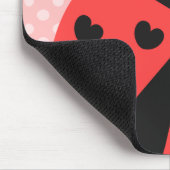 Niedlicher Marienkäfer mit schwarzen Herzen und Mousepad (Ecke)