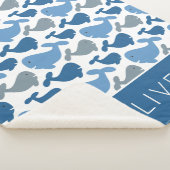 Niedlicher Marine-Blau-grauer Wal-personalisierter Sherpadecke (3/4)