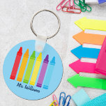 Niedlicher maßgeschneiderter Lehrer Crayon Zurück  Schlüsselanhänger<br><div class="desc">Eine wunderschöne Lehrer-Wertungswoche oder Jahresende-Geschenk für einen Kindergartner,  der seinem Grundschullehrer etwas geben soll. Maßgeschneidert mit einem Namen unter dem niedlichen Regenbogen von Stiften. Ein bezaubernder Schlüsselanhänger für einen Vorschullehrer.</div>