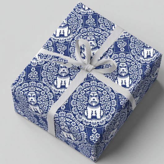 Niedlicher Miniaturschnauzer im Blumengarten Geschenkpapier