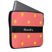 Niedlicher Mit Monogramm Name Happy Face Sun Coral Laptopschutzhülle (Vorne Rechts)
