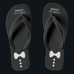 Niedlicher Mock Tuxedo Krawatte Groom Black Weddin Badesandalen<br><div class="desc">Diese niedlichen Flip Flops sind der ideale Weg für den Bräutigam, seine Schuhe anzustoßen und an seinem Hochzeitsempfang zu feiern. Sie zeichnen sich durch ein niedliches und lustiges Smock-Design aus, das einfach, niedlich und unterhaltsam mit einer weißen Bogen-Krawatte und Tasten auf einem schwarzen Hintergrund mit seinem Namen und Titel ist....</div>