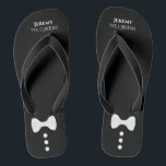 Niedlicher Mock Tuxedo Krawatte Groom Black Weddin Badesandalen<br><div class="desc">Diese niedlichen Flip Flops sind der ideale Weg für den Bräutigam, seine Schuhe anzustoßen und an seinem Hochzeitsempfang zu feiern. Sie zeichnen sich durch ein niedliches und lustiges Smock-Design aus, das einfach, niedlich und unterhaltsam mit einer weißen Bogen-Krawatte und Tasten auf einem schwarzen Hintergrund mit seinem Namen und Titel ist....</div>