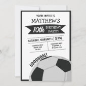 Niedlicher, moderner Big-Soccer-Ball-Kindergeburts Einladung (Vorderseite)