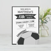 Niedlicher, moderner Big-Soccer-Ball-Kindergeburts Einladung (Stehend Vorderseite)