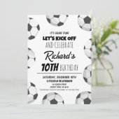 Niedlicher moderner Fußballsport-Kindergeburtstag Einladung (Stehend Vorderseite)