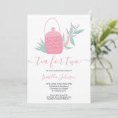 Niedlicher, moderner rosa Blumentee für zwei Babyd Einladung (Stehend Vorderseite)