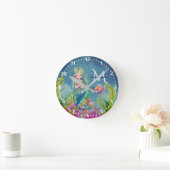 Niedlicher Monogramm Name Aquarellfarbe Mermaid Runde Wanduhr (Zuhause)
