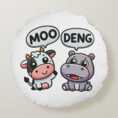 Niedlicher Moo Deng & Cow Spaß Rundes Kissen (Rückseite)