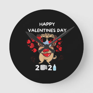 Niedlicher Mops Herzgefühl Maske Happy Valentinsta Runde Wanduhr