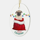 Niedlicher Mops Hund in der Weihnachtsgeschenktasc Keramik Ornament (Links)