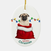 Niedlicher Mops Hund in der Weihnachtsgeschenktasc Keramik Ornament (Vorne)