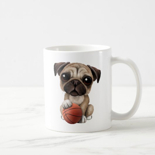 Niedlicher Mops-Welpen-Hund, der mit Basketball Kaffeetasse (Rechts)