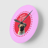 Niedlicher Mops Welpen Hund Happy Birthday Red Dot Runde Wanduhr (Winkel)