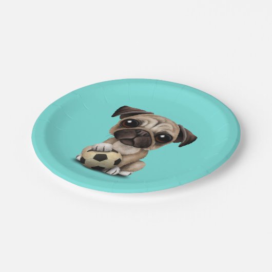 Niedlicher Mops-Welpen-Hund mit Pappteller (Schrägansicht)