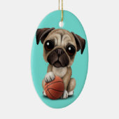 Niedlicher Mops Welpenhund spielt mit Basketball Keramik Ornament (Rechts)