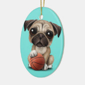 Niedlicher Mops Welpenhund spielt mit Basketball Keramik Ornament (Links)