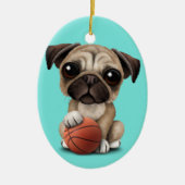 Niedlicher Mops Welpenhund spielt mit Basketball Keramik Ornament (Vorne)
