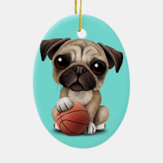 Niedlicher Mops Welpenhund spielt mit Basketball Keramik Ornament (Hinten)