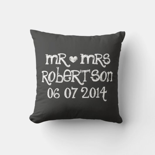 Niedlicher Mr. and Mrs. chalkboard Hochzeitskissen Kissen (Vorderseite)
