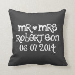 Niedlicher Mr. and Mrs. chalkboard Hochzeitskissen Kissen<br><div class="desc">Angepasster Herr und Frau schwarze Chalkboard Hochzeitskissen werfen Kissen. Personalisierte Kreidekissen für Sofa oder Bett aus schwarzem Kreide.  Fun Design mit weißem Herzen und Name des neuen Paar. Niedliche Wohngestaltung personalisiert für Braut und Bräutigam / Ehemann und Ehefrau. Romantische Hochzeitsgeschenke für Neuvermählte.</div>