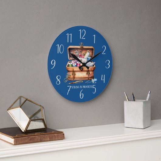 niedlicher Nähfortschritt Große Wanduhr (Büro)