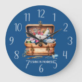 niedlicher Nähfortschritt Große Wanduhr (Vorderseite)