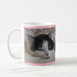 Niedlicher Name des Fotos der weißen Katze Rosa Kaffeetasse