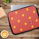 Niedlicher Name des Musters "Happy Face" für das M Laptopschutzhülle<br><div class="desc">Niedliches,  skurriles Design mit einem sonnenscheinend fröhlichen Gesichtswiederholmuster in bunt gelb und orange auf einem kräftig hellroten Hintergrund. Fügen Sie individuelle Name- und Single-Buchstaben zunächst in Schwarzweiß-Schrift mit der leicht zu bedienenden modernen Vorlage hinzu. Verwenden Sie die Nachrichtenfunktion,  wenn Sie eine Frage haben oder eine benutzerdefinierte Farbe anfordern möchten.</div>