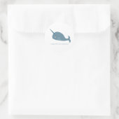 Niedlicher Narwhal in Blue Personalisiert Runder Aufkleber (Tasche)