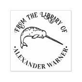 Niedlicher Narwhal mit dem Buch Horn Library Permastempel (Design)