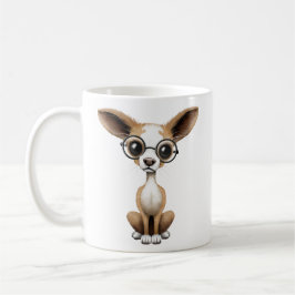 Niedlicher neugieriger Chihuahua-tragende Kaffeetasse