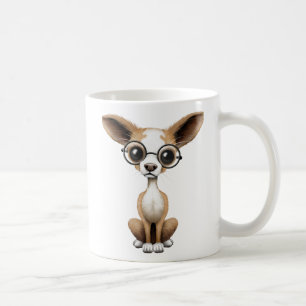 Niedlicher neugieriger Chihuahua-tragende Kaffeetasse