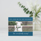 Niedlicher Nosey-Welpenhund spioniert auf Nachbarn Ankündigungspostkarte (Stehend Vorderseite)